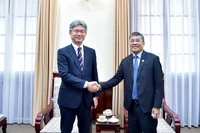 El viceministro permanente de Relaciones Exteriores de Vietnam, Nguyen Minh Vu, recibe a Yoneda Gen, jefe del Departamento del Sudeste Asiático y el Pacífico de la Agencia de Cooperación Internacional del Japón (JICA). (Fuente: Cancillería)