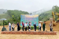 Delegados realizan la ceremonia de colocación de la primera piedra de los proyectos de vivienda de la "Campaña Quang Trung" en la comuna de Tra Tan. (Fuente: Periódico de Da Nang)