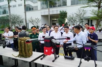 Delegados visitan la zona de exhibición de vehículos aéreos no tripulados (UAV) en el evento. (Foto: VNA)