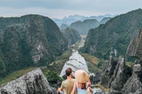 Turistas internacionales en la cima de la cueva de Mua, Ninh Binh. (Foto: VNA)
