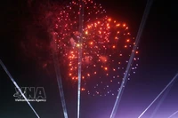 Espectáculo artístico de fuegos artificiales durante la noche de inauguración. (Fuente: VNA)