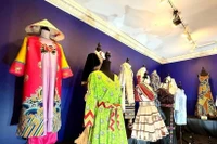 El traje Nhat Binh forma parte de una colección especial del diseñador Cao Minh Tien (Foto: VNA)