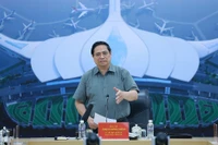 El primer ministro de Vietnam, Pham Minh Chinh, en la reunión con representantes de las fuerzas de construcción del Aeropuerto Internacional de Long Thanh. (Fuente: VNA)