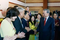 El secretario general del Partido Comunista de Vietnam, To Lam, y funcionarios y personal de la Embajada y representantes de la comunidad de connacionales en Camboya. (Fuente: VNA)