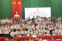 Delegados y estudiantes posan para una foto conmemorativa. (Foto: Cancillería)