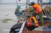 La guardia fronteriza provincial de Dong Thap inspecciona el funcionamiento del sistema de monitoreo de buques pesqueros. (Foto: VNA)