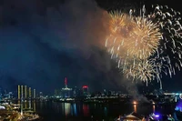 Una actuación de fuegos artificiales en los cielos sobre el túnel del río Saigón. (Foto:nhandan.vn)