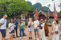 Turistas internacionales en el sitio histórico de los templos del rey Dinh y el rey Le en la antigua capital de Hoa Lu (Ninh Binh). (Fuente: VNA)