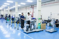 Línea de montaje robótica en la compañía TAZMO Vietnam (Parque Industrial Long Hau, Tay Ninh). (Fuente: VNA)