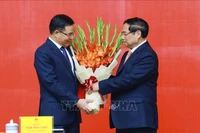 El primer ministro de Vietnam, Pham Minh Chinh, entrega la decisión de nombrar a Le Manh Hung, como ministro interino de Industria y Comercio. (Fuente: VNA)