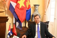 El embajador de Vietnam en Cuba, Le Quang Long, en la entrevista. (Fuente: VNA)