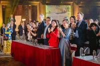 Joanna Skoczek, embajadora de Polonia en Vietnam, participa en un evento cultural con ao dai (traje tradicional de la mujer vietnamita). (Fuente: VNA)