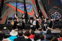 Los espectadores disfrutan una danza de artistas del Teatro Nacional de Ópera y Ballet de Vietnam. (Fuente: VNA)