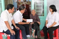 Las autoridades del distrito de Phu Loi, Ciudad Ho Chi Minh, entregan obsequios a los beneficiarios en sus hogares. (Foto: VNA)