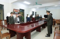 La Agencia de Seguridad e Investigación ejecuta la orden de registro. (Foto: congan.hungyen.gov.vn)