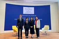 Le Duc Hanh, Cónsul General de Vietnam en Hong Kong (segundo desde la izquierda) y delegados asistentes al taller. (Foto: VNA)