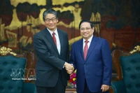 El primer ministro vietnamita, Pham Minh Chinh, y el embajador de Japón en el país, Ito Naoki. (Fuente: VNA)
