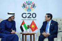 El premier vietnamita, Pham Minh Chinh, se reúne con el príncipe heredero de Abu Dabi, Emiratos Árabes Unidos (EAU), Khaled bin Mohamed Al Nahyan. (Fuente: VNA)