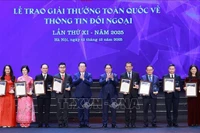 El primer ministro Pham Minh Chinh entrega el premio A a los autores galardonados. (Fuente: VNA)