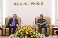 El viceministro de Defensa de Vietnam, teniente general Hoang Xuan Chien, recibe al subsecretario general de las Naciones Unidas, Jean-Pierre Lacroix. (Fuente: VNA)