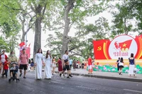Turistas en la zona peatonal del lago Hoan Kiem, Hanoi. (Foto: VNA)