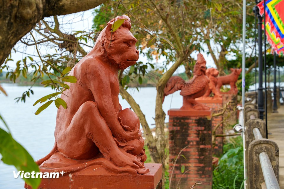 A lo largo de la ribera del río Thu Bon, se alzan figuras simbólicas de años anteriores, testigos del paso del tiempo. Próximamente, la nueva figura del caballo se sumará a este paisaje, marcando el inicio de un prometedor año para este oficio tradicional. (Foto: VNA)