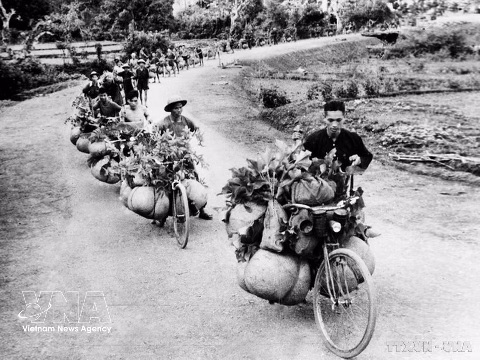 Bicicletas cargadas transportan alimentos y suministros para apoyar la campaña. (Foto: VNA)