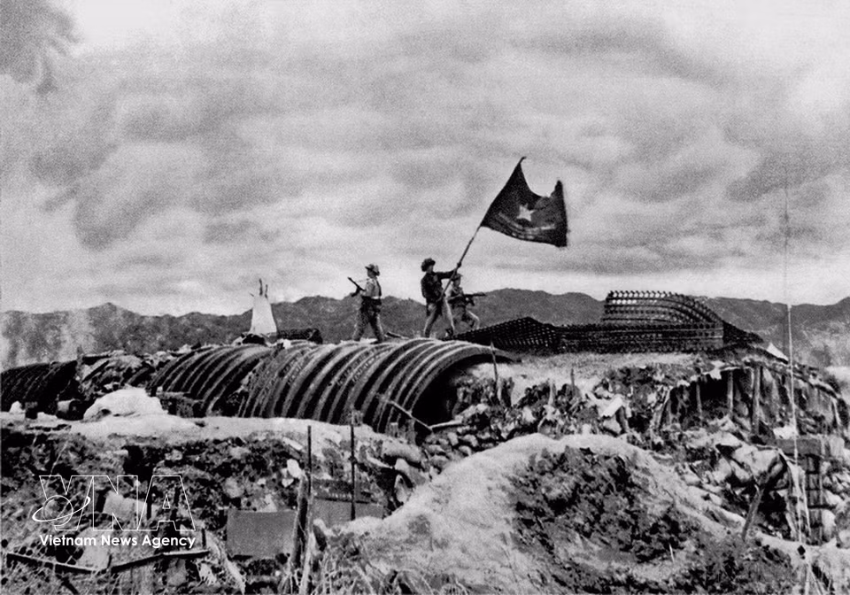 La bandera de la victoria decisiva del Ejército Popular de Vietnam ondea sobre el búnker del cuartel general de la fortaleza francesa en Dien Bien Phu, el 7 de mayo de 1954. (Foto: VNA)