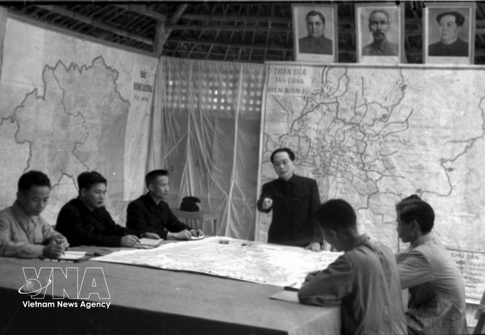 El general Vo Nguyen Giap y el Estado Mayor General del Ejército Popular de Vietnam estudian y elaboran el plan operativo para la campaña. (Foto: VNA)