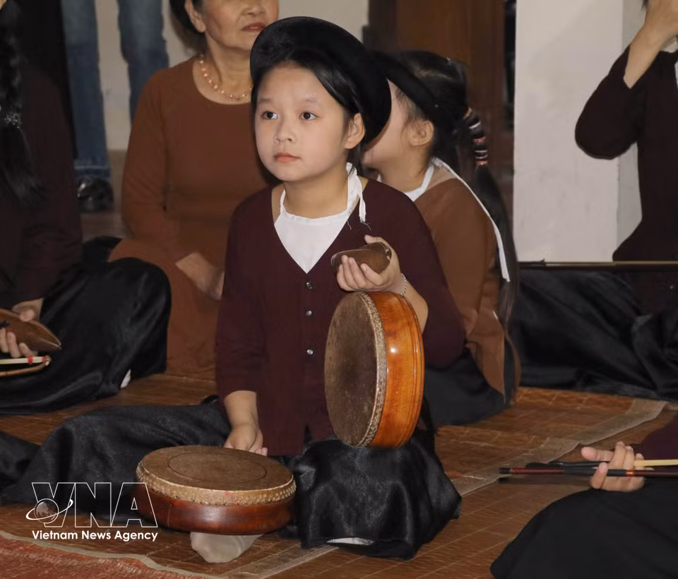 La activa participación de los jóvenes desempeña un papel clave en la preservación y promoción del valor del canto Xam en la comuna de Yen Tu, provincia de Ninh Binh. (Foto: VNA)