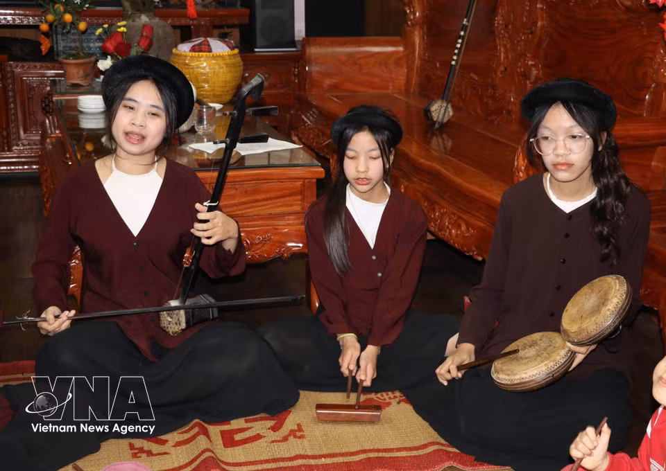El grupo de canto Xam del mercado Long, en la comuna de Yen Tu, atrae a un número creciente de estudiantes interesados en aprender e interpretar este arte folclórico. (Foto: VNA)