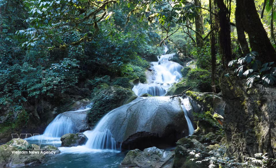 En los días soleados, cada nivel de la cascada adquiere el aspecto de una auténtica obra de arte natural. (Foto: VNA)