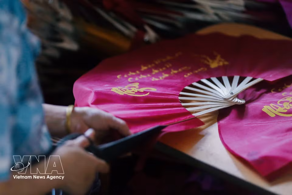 El corte y la conformación del papel constituyen una etapa estética clave en el proceso de fabricación. (Foto: VNA)