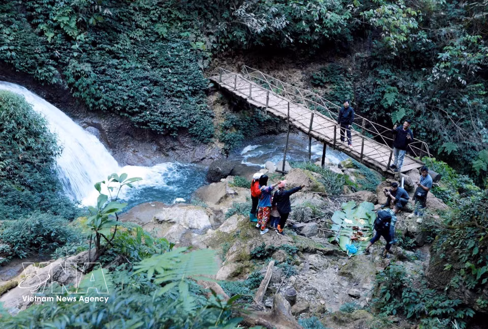 La cascada Nam Luc deja recuerdos imborrables en los visitantes gracias a su belleza salvaje y majestuosa. (Foto: VNA)
