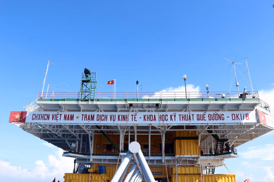 La bandera nacional vuelve a ondear sobre la Estación de Servicios Económicos, Científicos y Técnicos de Que Duong, en la plataforma DK1/8. (Foto: VNA)