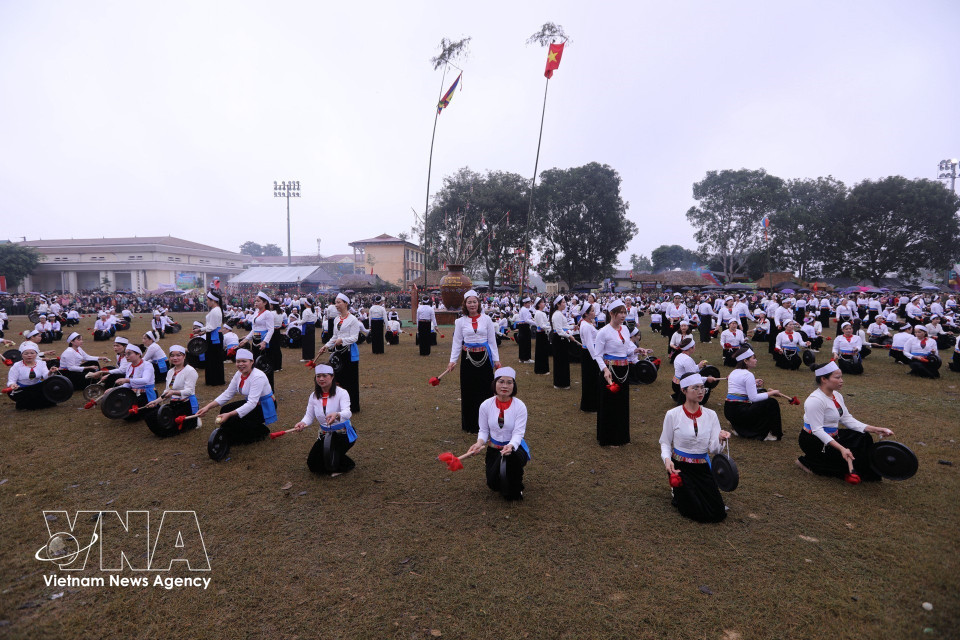 Artesanas de la etnia Muong, con sus trajes tradicionales, tocan gongs en el Festival Khai Ha. (Foto: VNA)
