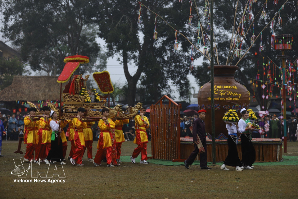 Ceremonia de procesión del palanquín en el festival. (Foto: VNA)
