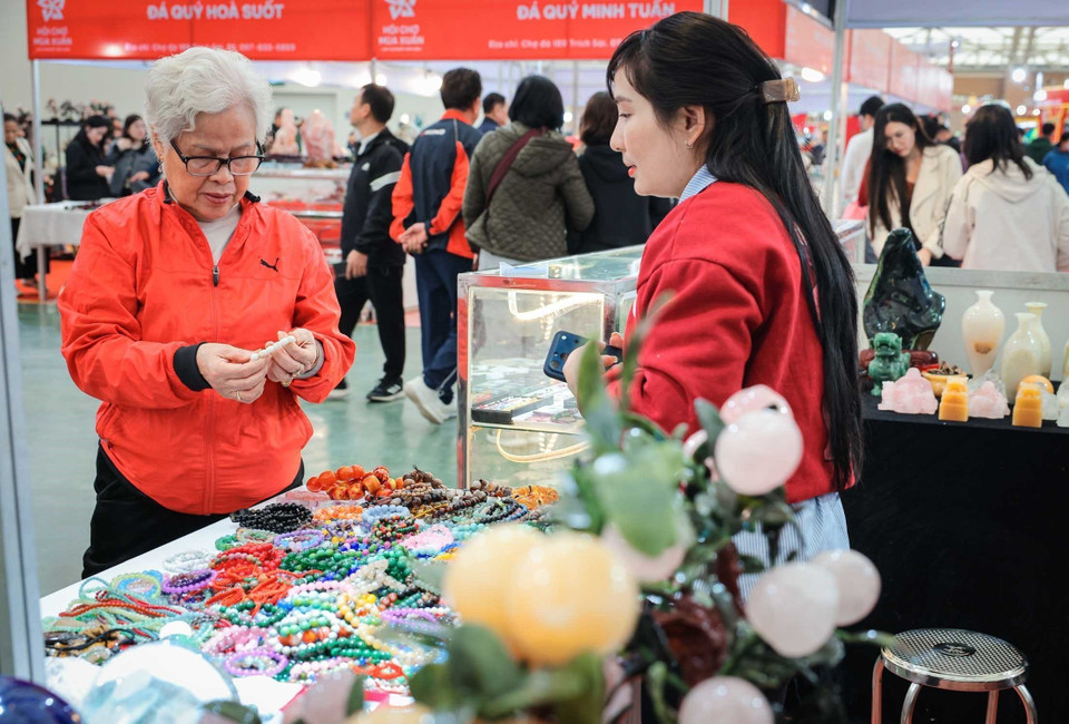 Una visitante selecciona pulseras de piedras preciosas en la Feria de Primavera 2026. (Foto: VNA)