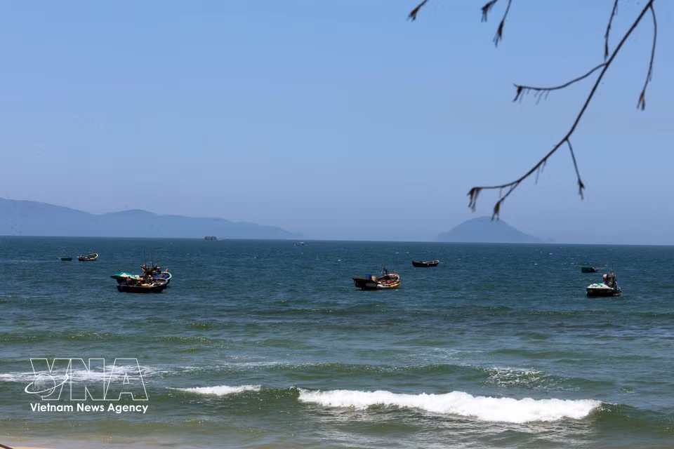 Pequeñas embarcaciones faenan frente a la costa de la comuna de Duy Nghia, ciudad de Da Nang. (Foto: VNA)