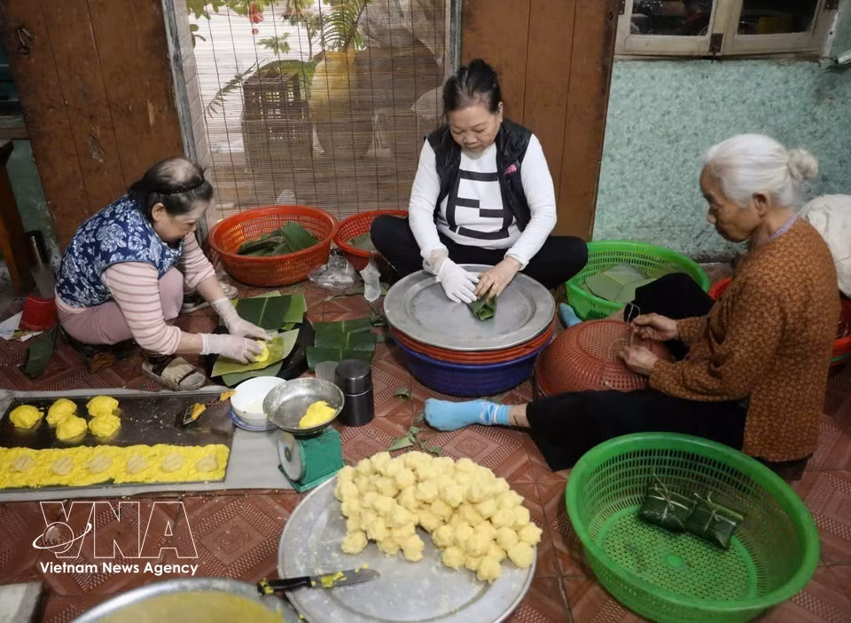 Elaboración del pastel Phu The en un establecimiento en el barrio Dinh Bang. (Foto: VNA)