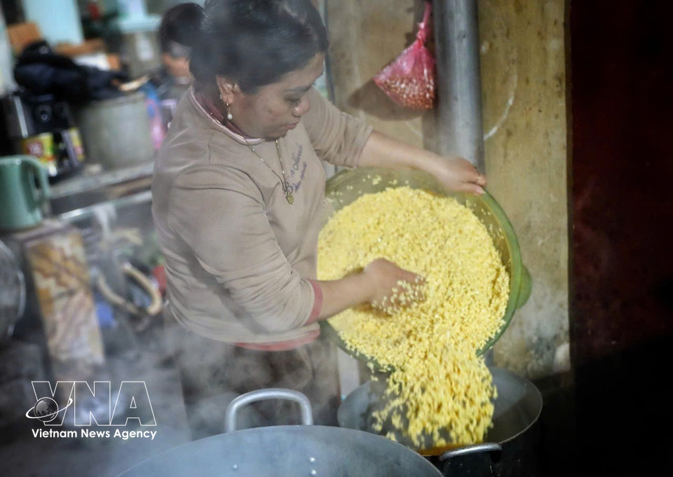 La cobertura del pastel se elabora con harina de arroz glutinoso y obtiene su color natural de la fruta de gardenia. (Foto: VNA)