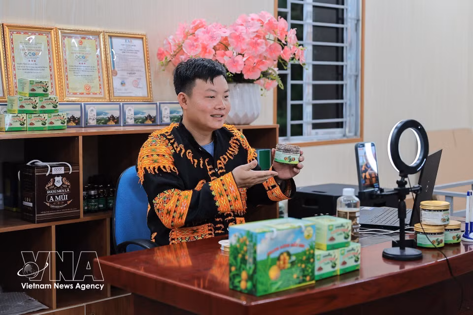 Hoang Phuc Thang promociona los productos de la cooperativa mediante transmisiones en vivo en redes sociales, una estrategia que ha fortalecido su presencia en el mercado y ampliado su alcance comercial. (Foto: VNA)