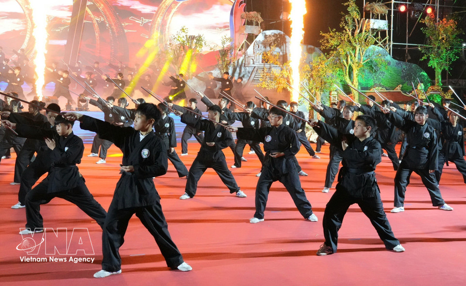 Grupo de estudiantes interpreta una rutina colectiva de Vo Sao. (Foto: VNA)