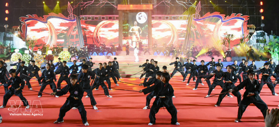 Presentación grupal de alumnos durante una rutina sincronizada de Vo Sao. (Foto: VNA)