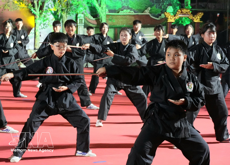 Practicantes de Vo Sao ejecutan una demostración que integra técnicas con espada. (Foto: VNA)