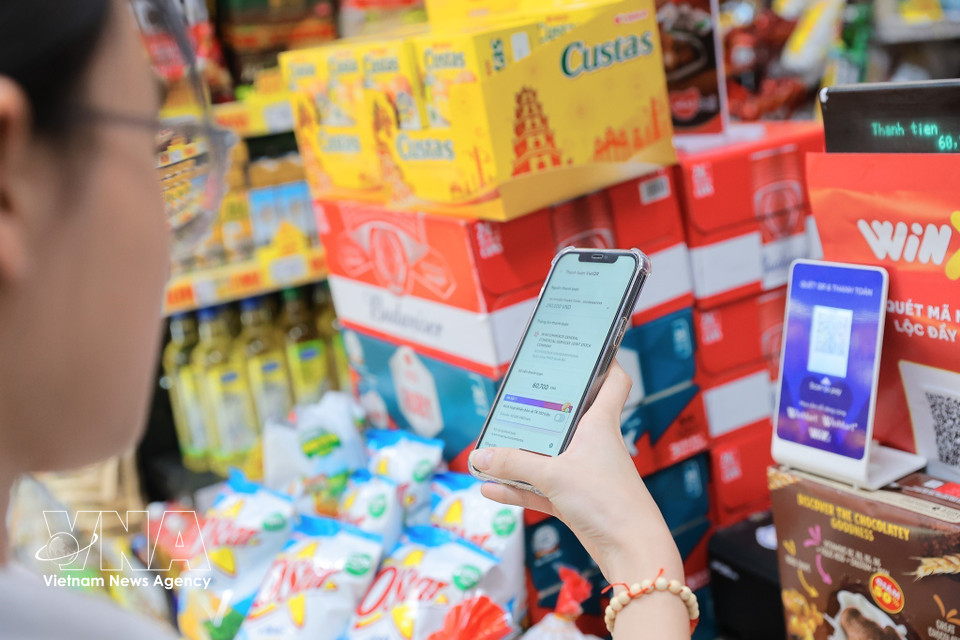 El pago mediante escaneo de códigos QR es cada vez más común en tiendas, supermercados y establecimientos de venta minorista. (Foto: VNA)