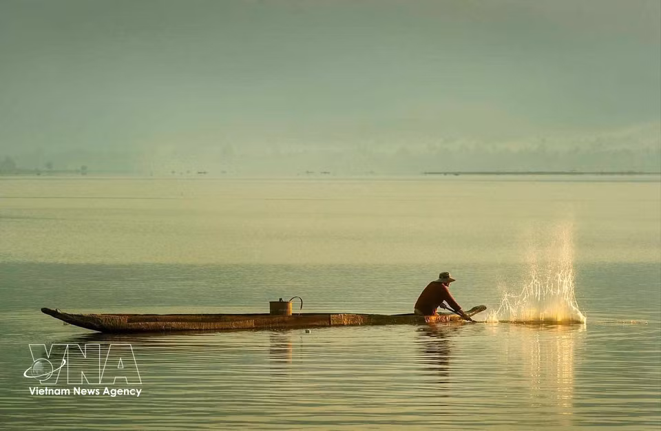 El pueblo M'Nong pesca en el lago Lak con canoas tradicionales. (Foto: VNA)