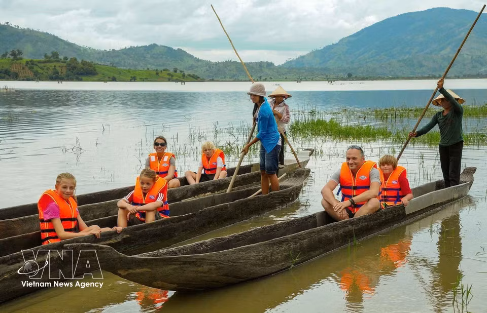 Turistas extranjeros recorren el lago Lak. (Foto: VNA)