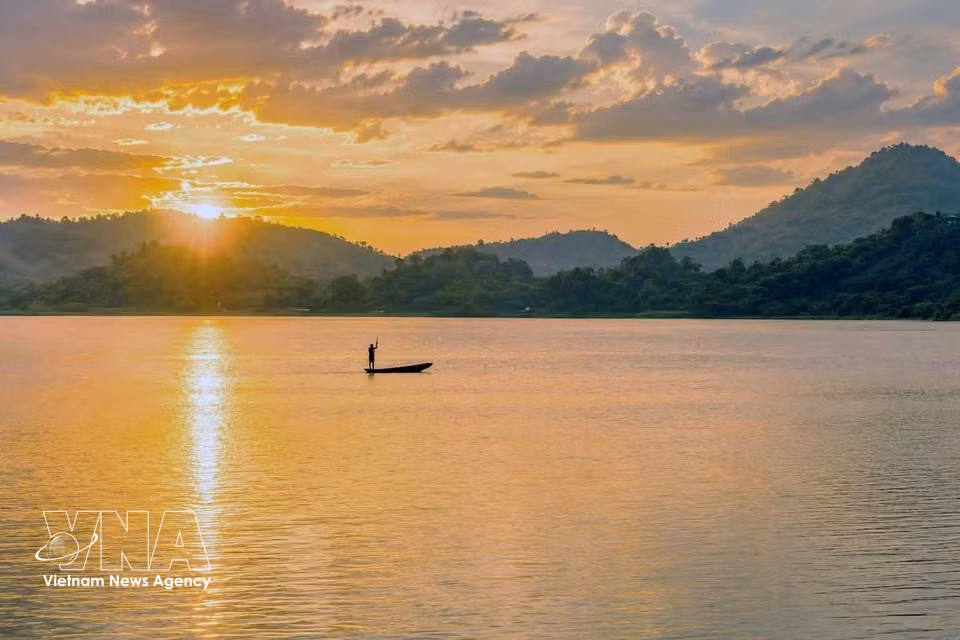 Atardecer sobre el lago Lak. (Foto: VNA)
