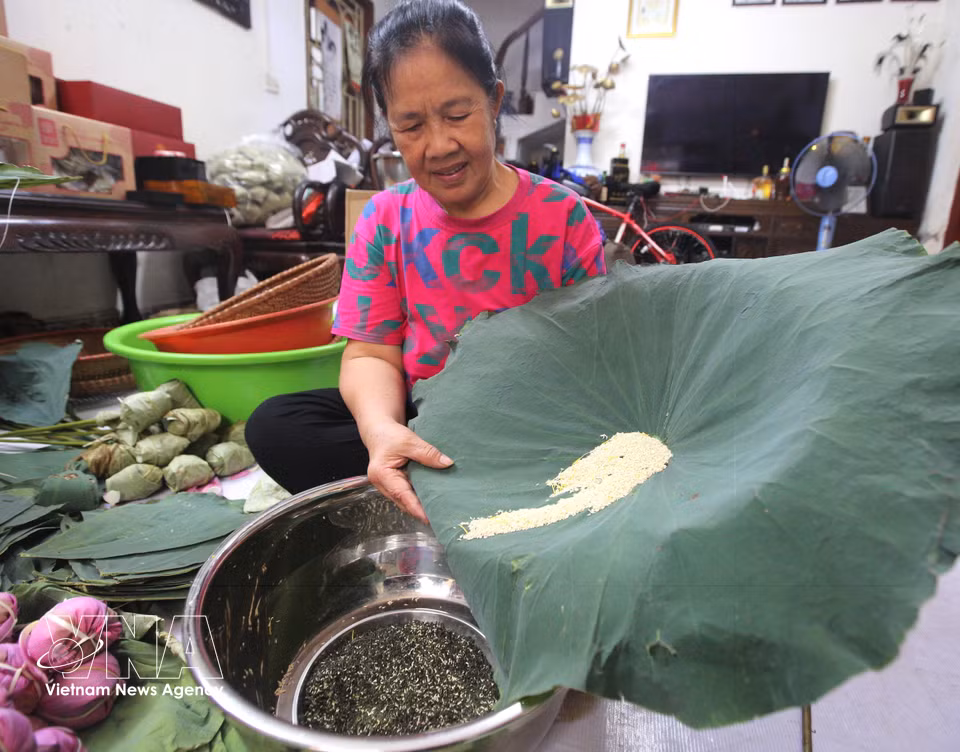 La aromatización del té verde es el paso decisivo que define la calidad del té de loto de Quang An. (Foto: VNA)